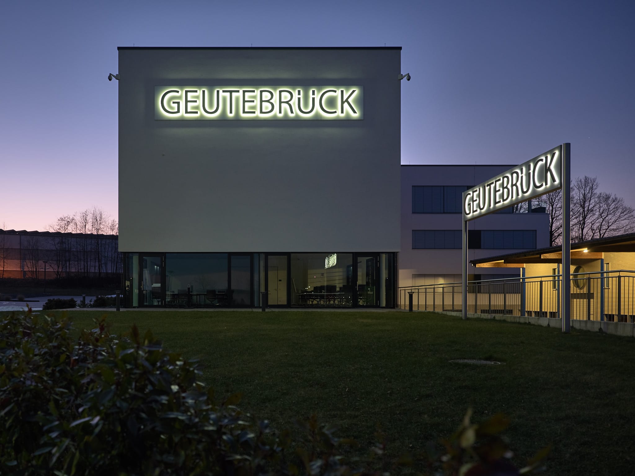 Großflächige Leuchtreklame Geutebrück
