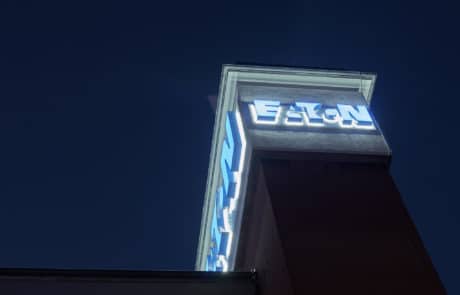 Helle Leuchtbuchstaben für Eaton