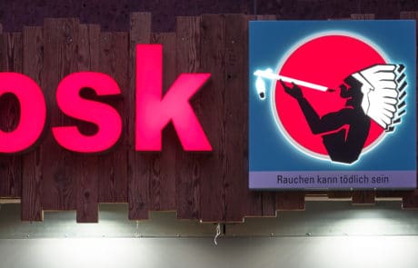 Große Leuchtbuchstaben und Lichtschild im Außenbereich