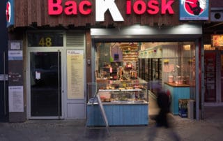 Leuchtreklame Backkiosk Außenbereich