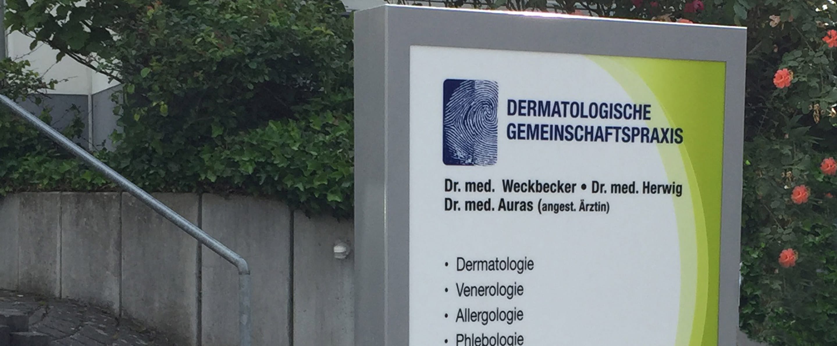 Werbepylon für eine dermatologische Gemeinschaftspraxis