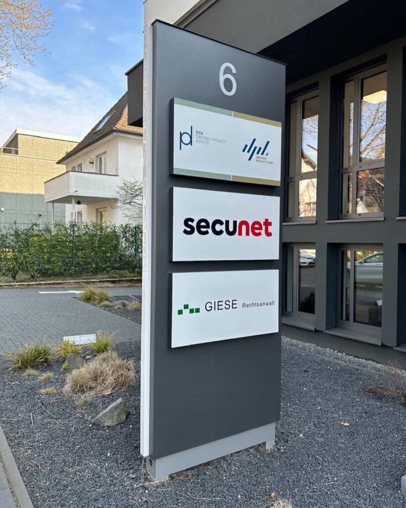 Eingangsschild eines Bürogebäudes mit der Hausnummer 6 und den Firmenschildern „DPA Dreves Privacy Advice“, „secunet“ und „Giese Rechtsanwalt“.