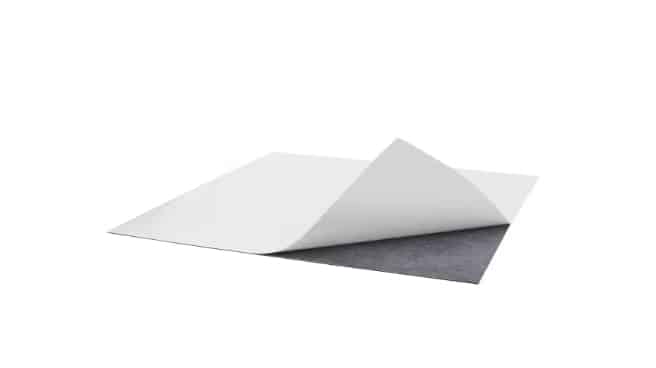 Ein weißes Blatt Papier, dessen untere rechte Ecke nach oben gefaltet ist und eine dunkelgraue Rückseite zeigt, auf weißem Hintergrund.